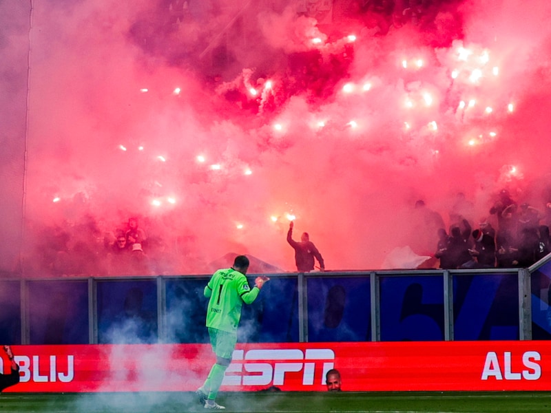 Nederlandse voetbalfans zijn gewaarschuwd: wedstrijden voortaan meteen gestaakt als er vuurwerk wordt gegooid
