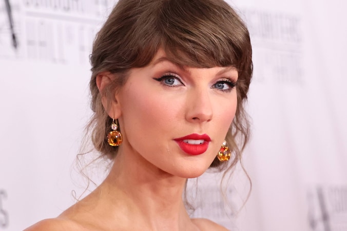 Taylor Swift pronkt met gigantische trouwring tijdens optreden (en fans ...
