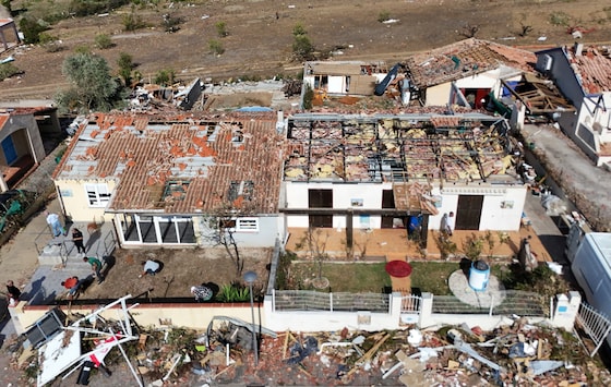 Vernieling in het Franse dorp Pomas, vlak bij Carcassonne, na de doortocht van een tornado maandag.