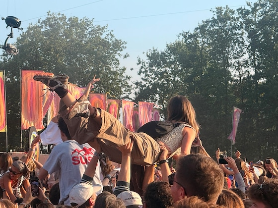 Crowdsurfen tijdens Zara Larsson