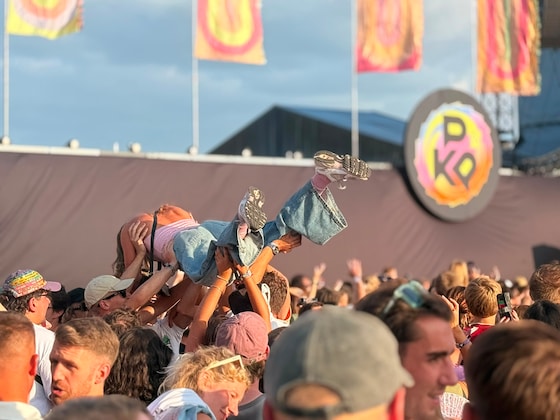 Crowdsurfen tijdens Zara Larsson