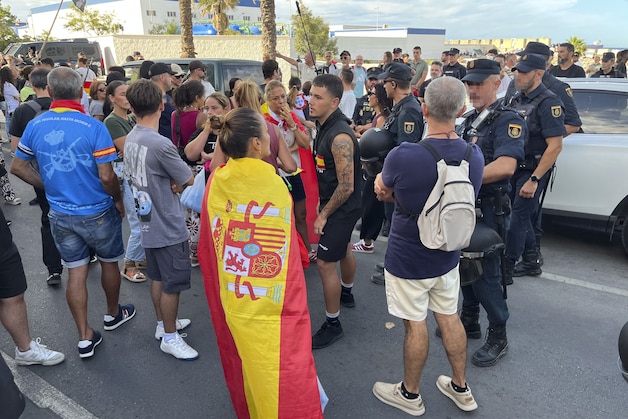 “Iedereen heeft z’n deur op slot”: angst en woede groeien in Spaanse ...