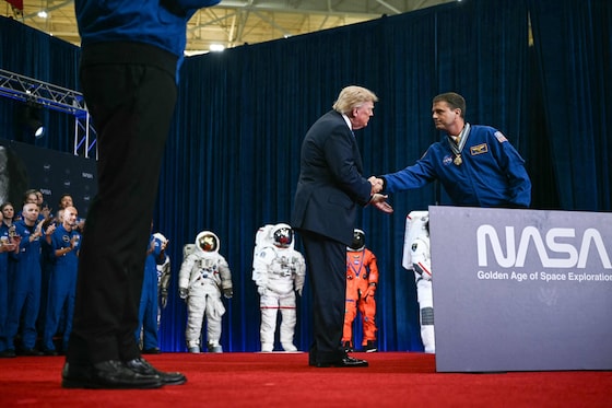 Artemis-commandant Reid Wiseman schudt de Amerikaanse president Donald Trump de hand.