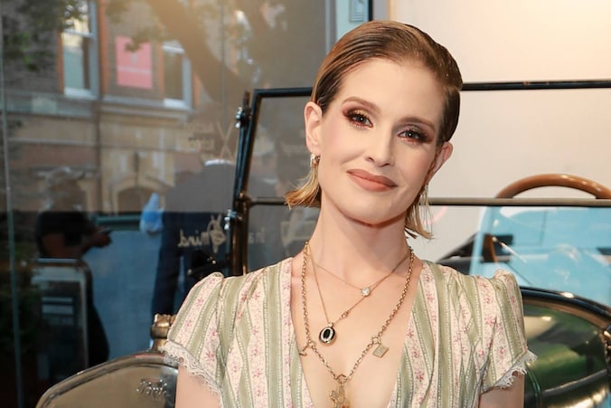 kelly-osbourne-had-enorm-moeilijk-jaar-na-overlijden-vader-ozzy-er-is