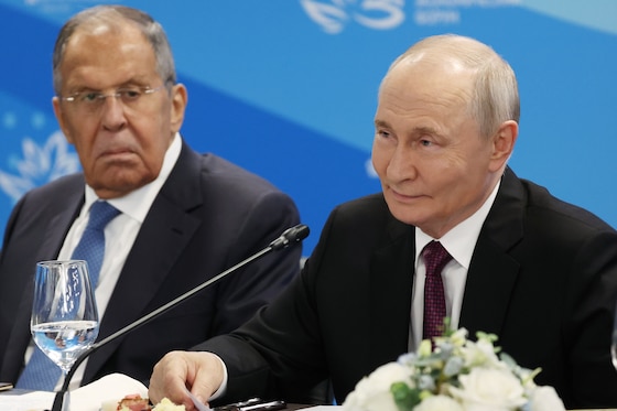 De Russische minister van Buitenlandse Zaken Sergej Lavrov en de Russische president Vladimir Poetin.