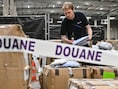 Pakjestaks doet aantal aangiftes voor goedkope pakjes met 65 procent dalen en brengt al 364 miljoen euro op