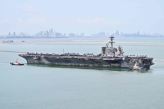 De Abraham Lincoln arriveert in Thailand.