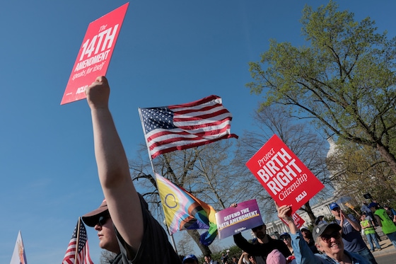 Mensen demonstreren in Washington tegen Trumps decreet dat het zogenoemde birthright citizenship inperkt. Archiefbeeld van april dit jaar.