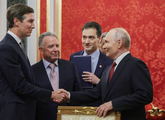Vladimir Poetin (rechts) begroet Jared Kuhsner (links), geflankeerd door Steve Witkoff.