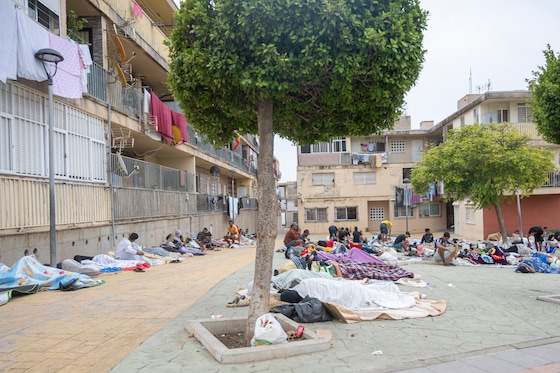 Migranten slapen op straat in de Spaanse exclave Ceuta. (06/09/26) 