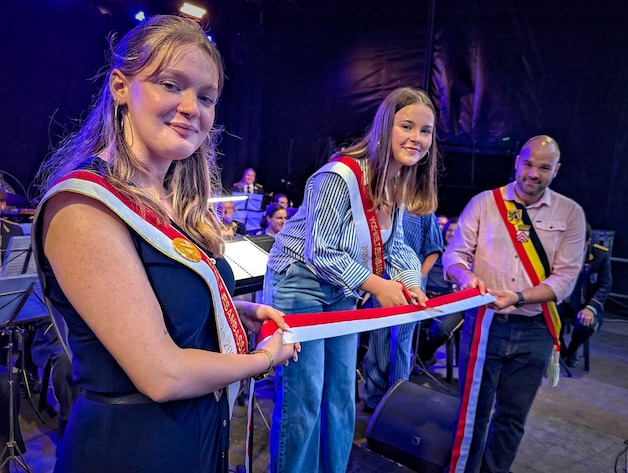 Met het doorknippen van het lint werden ook de Wieltjesfeesten op gang getrokken