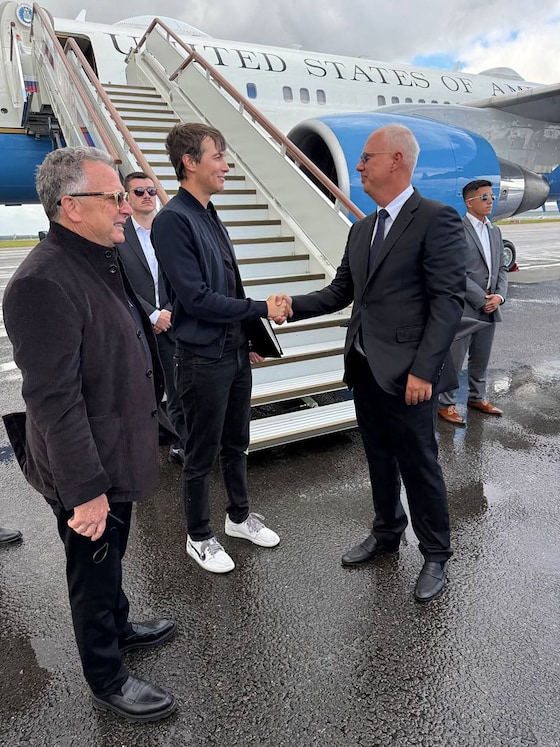 Steve Witkoff (links) en Jared Kushner (midden) met de Russische onderhandelaar Kirill Dmitriev.