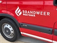 Twee bomen versperren rijbaan in Koekelare: brandweer sluit weg tijdelijk af
