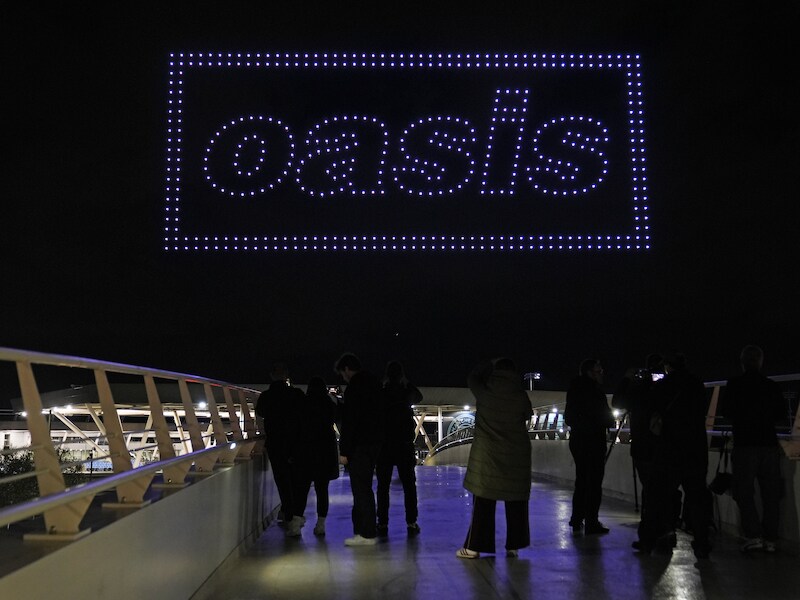 De droneshow met de aankondiging van Oasis