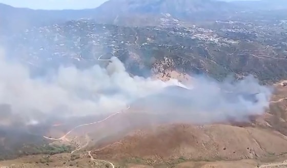 De brand brak uit in een heuvelachtige zone in de buurt van Benahavís, niet ver van Marbella.