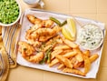 Fish-and-chips zoals het hoort: met dubbelgebakken frieten, goudbruine vis en tartaarsaus