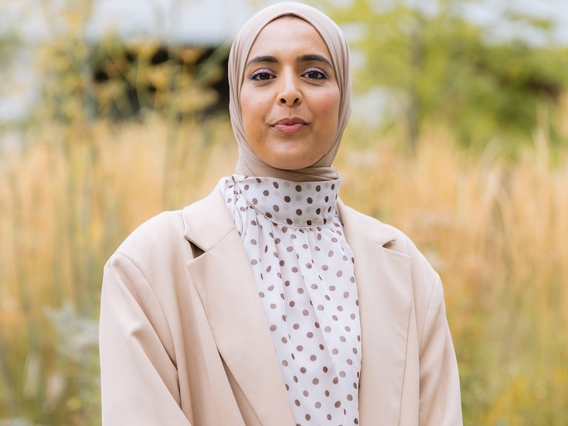 Leerkracht Hadija Amajoud gaat in beroep tegen ontslag om hoofddoek: “Tijdens het spel zijn de regels veranderd”
