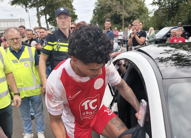 Nederlandse derby ontspoort volledig: assistent-trainer deelt klap uit ...