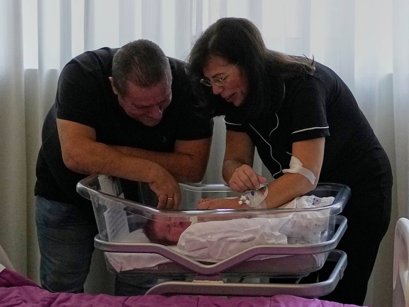 Griekse vrouw (54) bevalt van kind uit 22 jaar oud embryo nadat 21-jarige zoon sterft bij ongeval