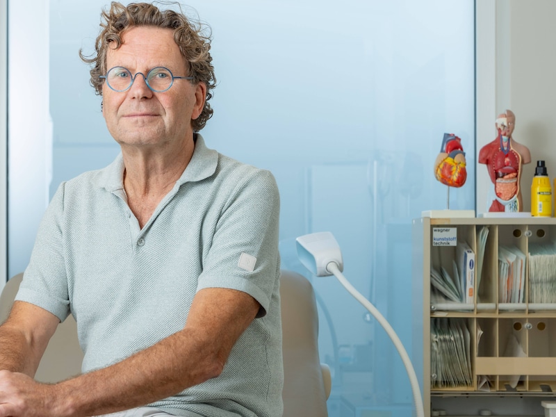 Michel De Brabander (69) springt wekelijks bij in de noodpost in Vilvoorde om het huisartsentekort mee op te vangen.