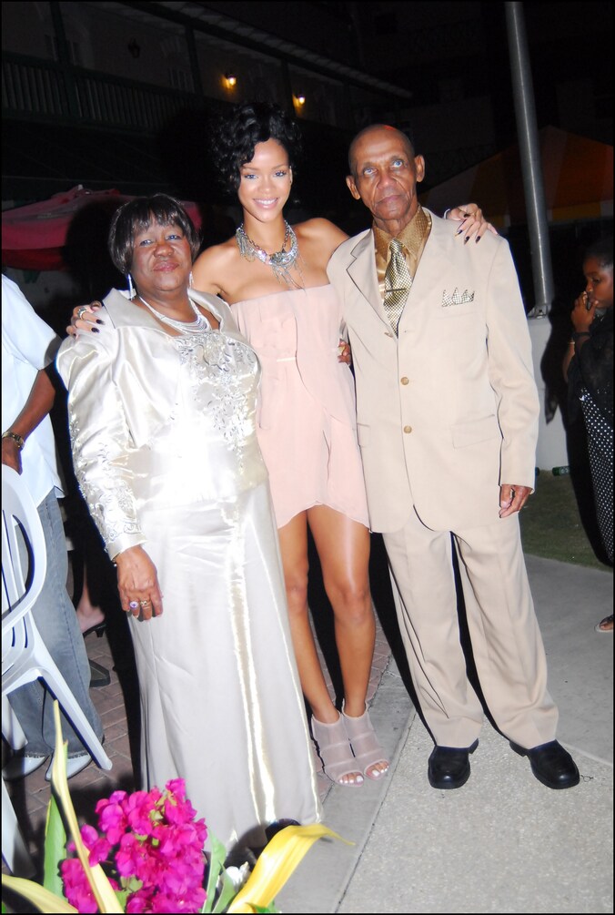 Rihanna in 2007 met haar oma Clara en opa Lionel.