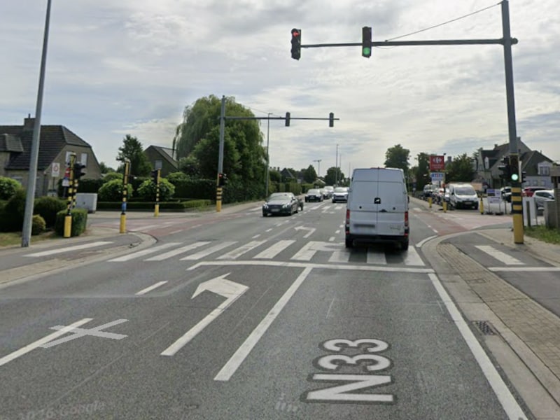 Opnieuw prijs aan verkeerslichten in Torhout: bestelwagen achteraan aangereden in Oostendestraat