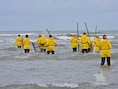 Vrouwelijke garnaalkruiers ‘De Stienesteekers’ uit Koksijde demonstreren hun ambacht in zee
