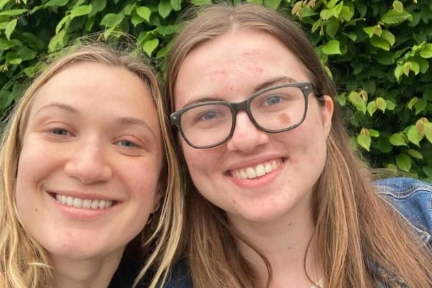Lotte (22) met tourette hielp Mona Mina Leon voor rol in ‘Holy Sh!t ...