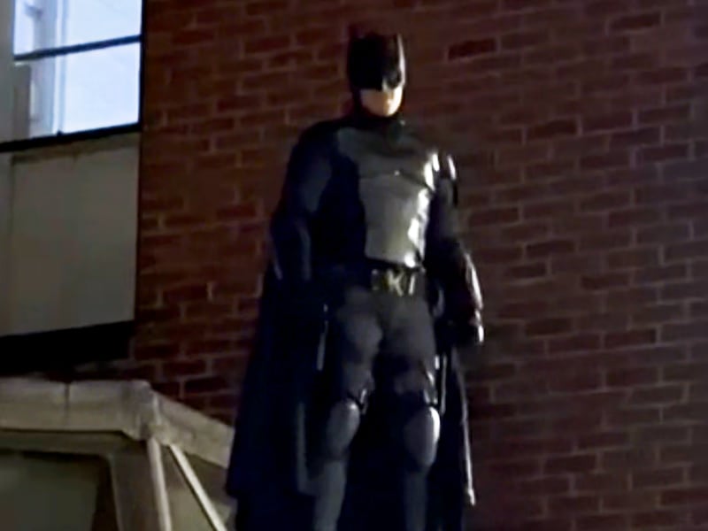 ‘Batman’ (25) vangt handtasdief in Engeland: “Iedereen heeft een beetje Batman nodig”