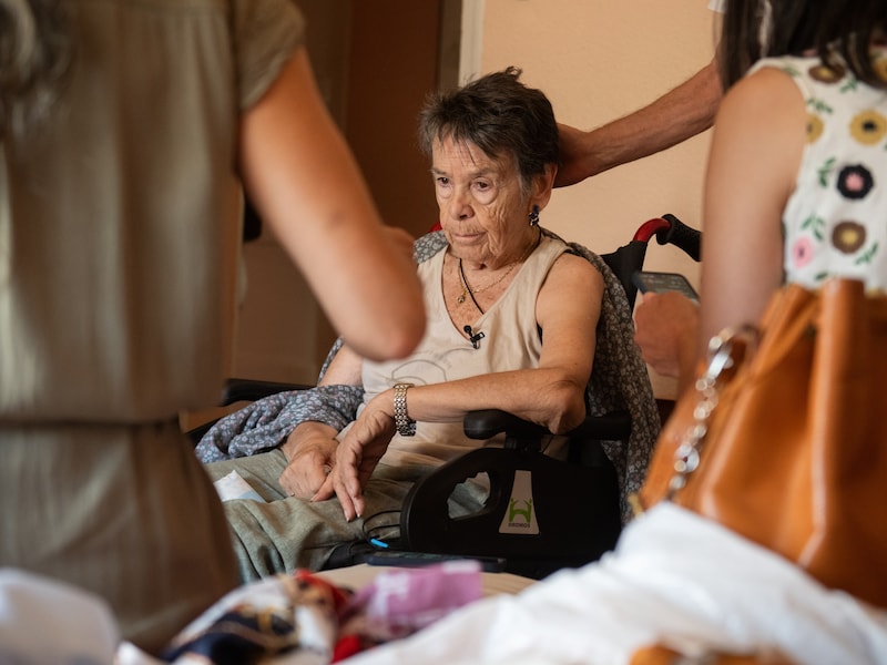 Maricarmen (87) wordt ondanks groot protest na 71 jaar uit huurflat in Madrid gezet en wordt symbool van Spaanse wooncrisis: “Moordenaars!”