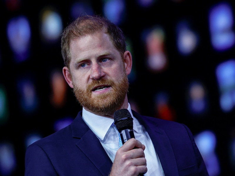 KIJK. Prins Harry moet speech over de gevaren van technologie onderbreken na problemen met autocue