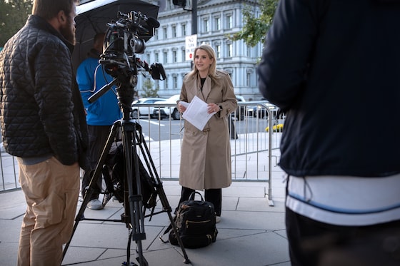 CNN-hoofdverslaggever Betsy Klein buiten het terrein van het Witte Huis.