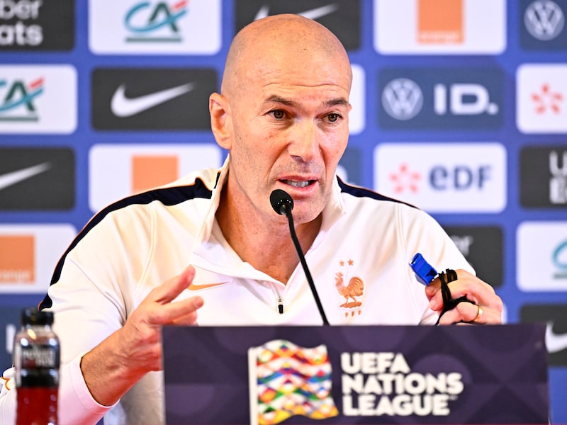 “Ik kreeg best wel wat trappen van hem”: Frans bondscoach Zinédine Zidane over Mark van Bommel daags voor clash met Rode Duivels