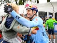 “Het was gewoon te zwaar voor mij”: Wout van Aert, die na finish in armen van zoontjes valt, doet het verhaal van zijn WK