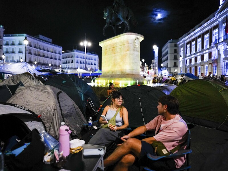 Mensen kamperen op het beroemde plein Puerta del Sol in Madrid.