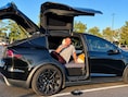 Ontslagen door Tesla, huis verkocht en nu al twee jaar thuis in zijn auto: dit bespaart Nico per maand