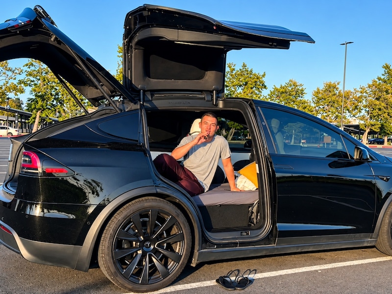 Ontslagen door Tesla, huis verkocht en nu al twee jaar thuis in zijn auto: dit bespaart Nico per maand