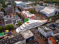 KIJK. Megajacht ‘Love’ wurmt zich door smalle opening van Nederlandse hefbrug