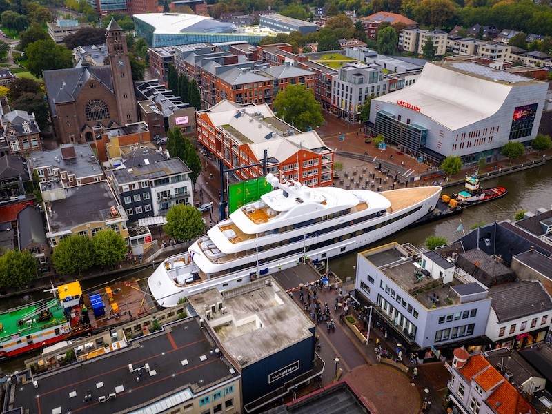 KIJK. Megajacht ‘Love’ wurmt zich door smalle opening van Nederlandse hefbrug