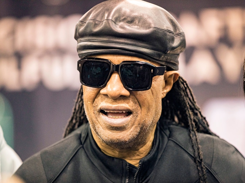 Stevie Wonder verrast fans met vier onuitgebrachte nummers (maar slaat België over tijdens jubileumtour)