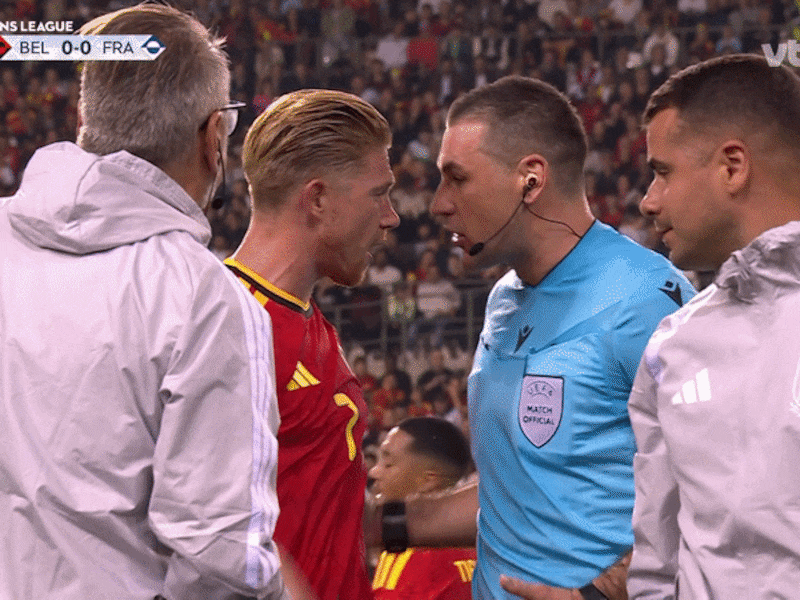 “F*ck off man”: Kevin De Bruyne maakt zich boos op scheidsrechter nadat hij door nieuwe regel even naar de kant moet