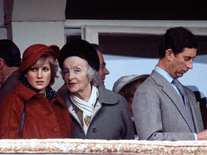 Moederlijk verraad, grove blunders en een rampzalige koppeldrang: de tumultueuze geschiedenis van de Windsors en de Spencers