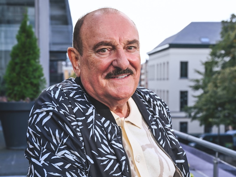 Hugo Sigal (78) brengt eerste Engelstalige album uit: “Ik wil bewijzen dat ik veel meer kan dan enkel ‘Goeiemorgen, morgen’”