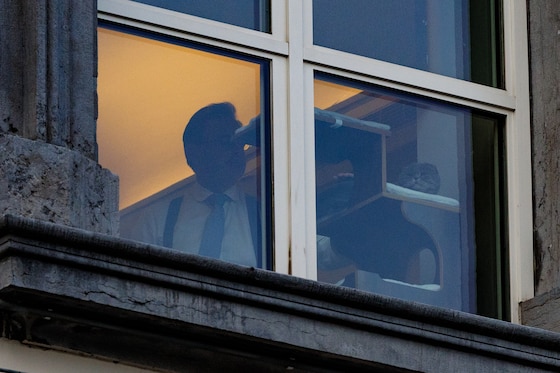 Premier Bart De Wever en zijn kat na het begrotingsoverleg afgelopen zaterdag 