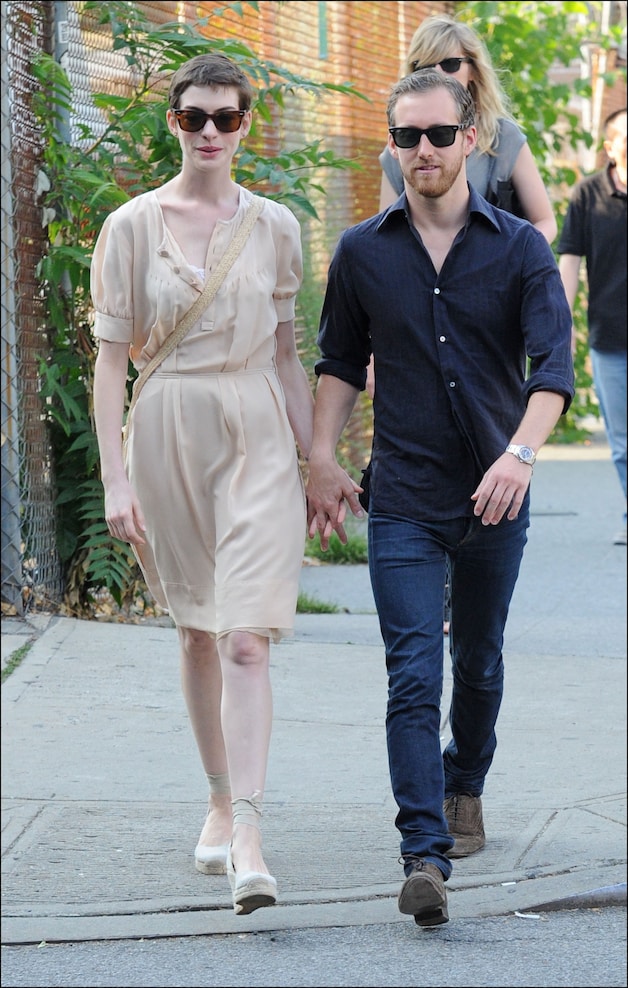 Anne Hathaway hangt haar handtas rond haar lichaam, zonder handen (3).