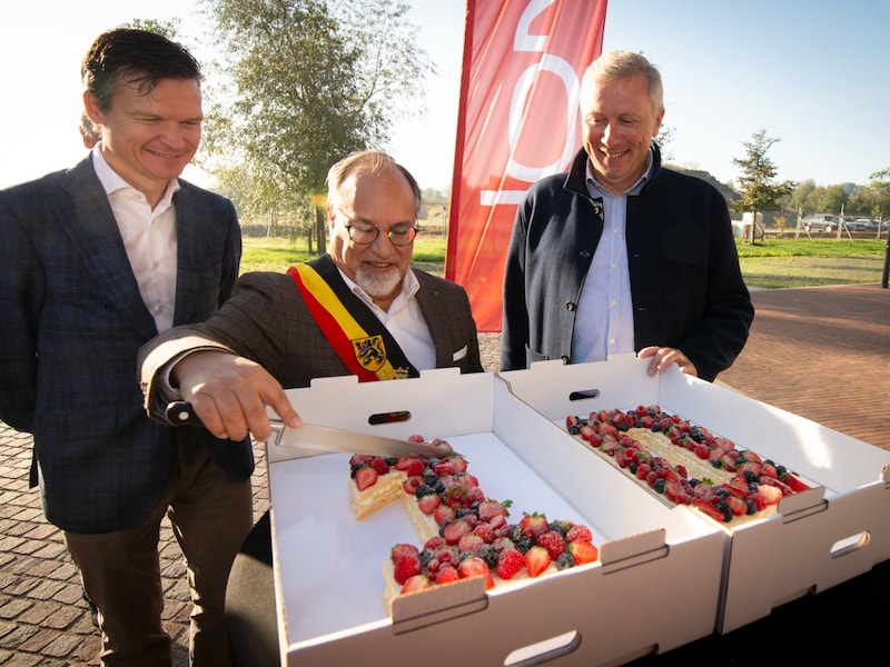 Suikerpark in Veurne bestaat 10 jaar en viert feest in het bijzijn van burgemeester Peter Roose (Veurne Plus), Davy Demuynck (links), CEO van ontwikkelaar ION  en Johan Proot (rechts), directeur van WVI.