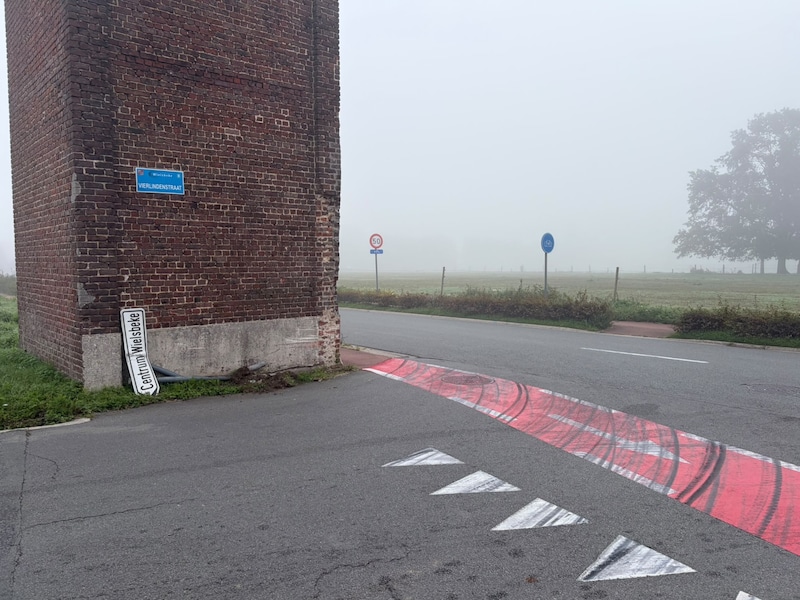 Bestuurder crasht met gestolen auto in Wielsbeke na politieachtervolging vanuit Izegem
