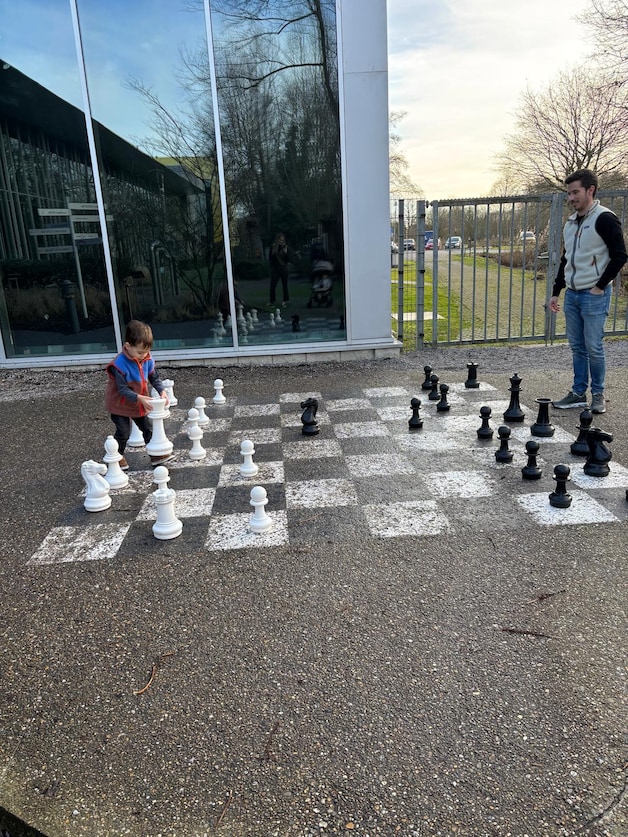 5-jarig Brugs schaaktalent Rafael wil het opnemen tegen grootmeester ...