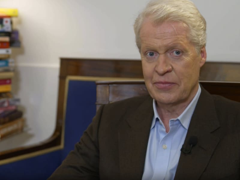 Charles Spencer in VTM NIEUWS over zijn nieuwe boek rond Diana: “De koninklijke familie heeft een fout gemaakt door hierop te reageren”