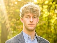 Nieuwe verjaardagsfoto toont nieuwe prins Emmanuel (21): dj- en voetbalprins gaat nu voor carrière als zakenman